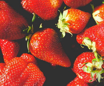草莓淡的老旧外观用于背景的草莓细节旧外观已淡化背景图片