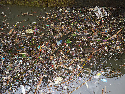 水渠污染池中的和漂浮垃圾图片