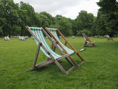 伦敦市中心公园的甲板椅图片