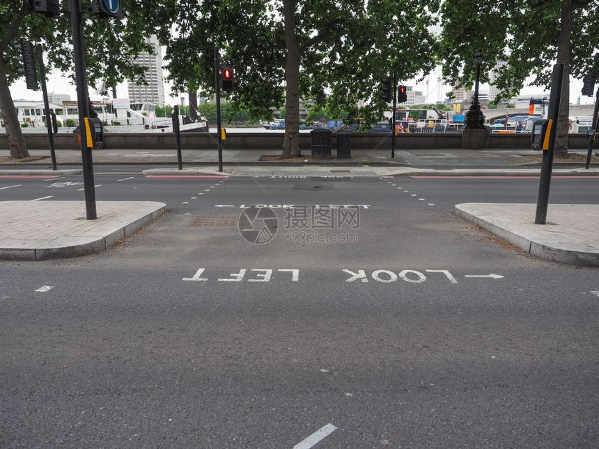 在英国伦敦的一条街上看左边的牌子图片