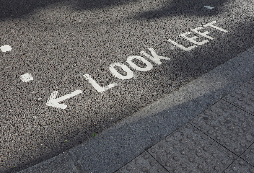 在英国伦敦的一条街上看左边的牌子图片