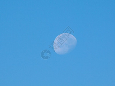 云的月亮蓝天图片