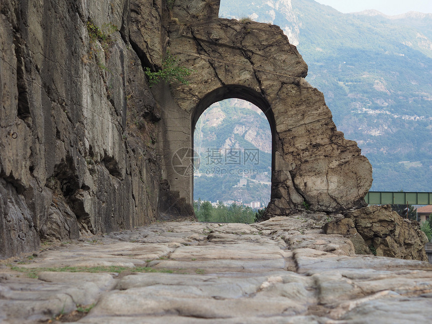 古代罗马人路口在唐纳斯的拱门古代罗马人领馆路石拱门在意大利唐纳斯图片