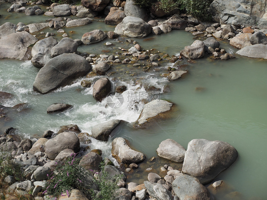 山洪河带绿水和石块的山洪河图片