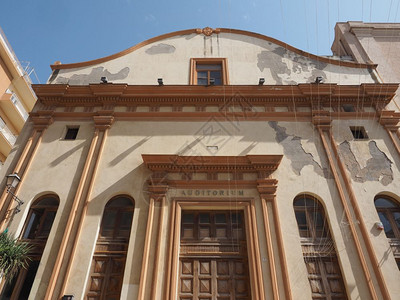 卡利亚里的礼堂意大利卡利亚里市礼堂剧院前圣特蕾莎教堂图片