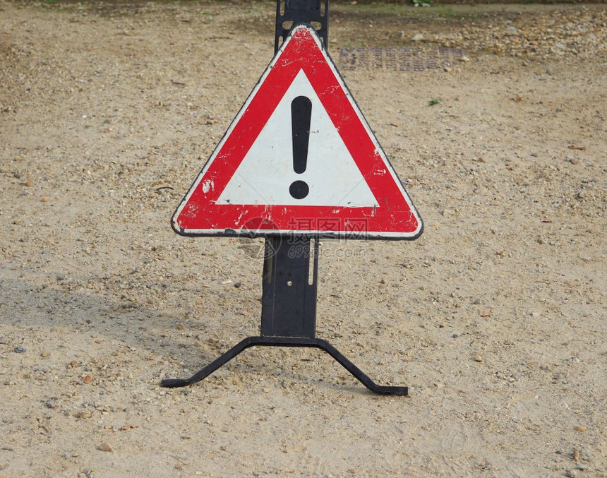 通用危险标志通用警告危险标志白色背景和红边界上的黑感叹标记图片