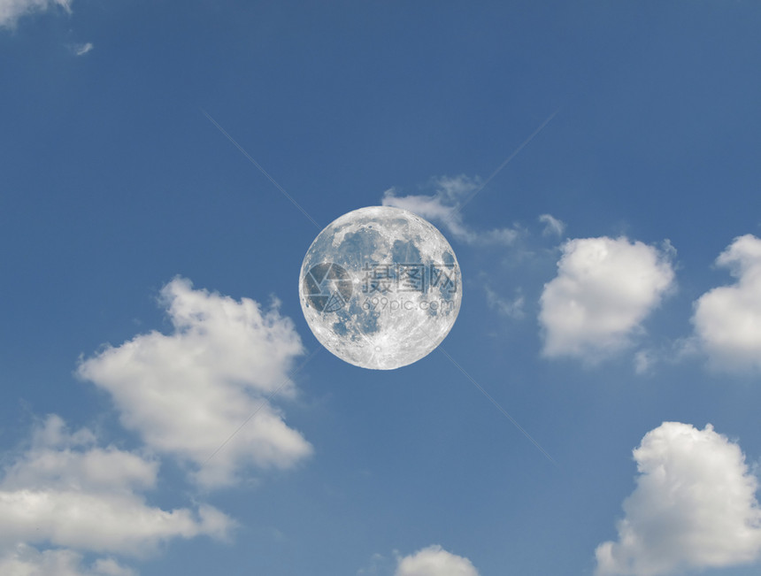 用望远镜在蓝天上看到的满月用天文望远镜在有云的蓝天上看到的满月图片