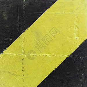 混凝土块上黄色和黑安全条纹背景图片