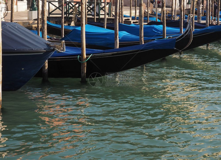 意大利威尼斯的环礁湖Gondola传统平板底划船图片