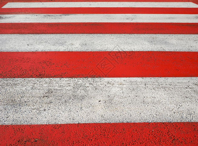 斑马跨越标志警告红白斑马跨越交通标志背景图片