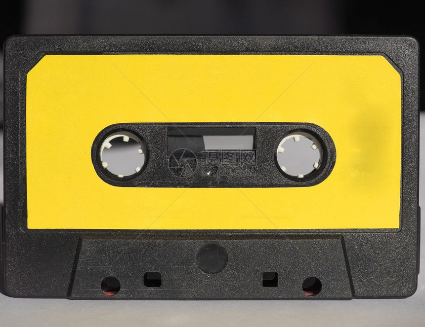 磁带盒带黄色标签的用于模拟音频音乐录制的黑色盒式磁带图片