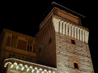 梅迪耶夫拉夜间塞提莫塔幕观望着意大利塞蒂莫托里雷梅迪耶夫中世纪塔和城堡背景