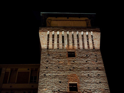 梅迪耶夫拉夜间塞提莫塔幕观望着意大利塞蒂莫托里雷梅迪耶夫中世纪塔和城堡背景