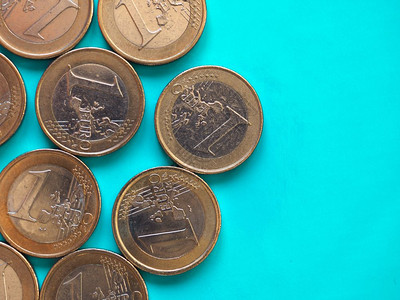 欧元硬币盟对绿色蓝有复制空间欧元硬币盟货币对绿色蓝背景有复制空间图片