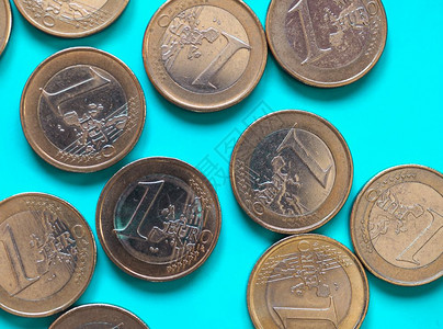 1个欧元硬币洲联盟对绿色蓝1个欧元硬币洲联盟对绿色蓝背景的货币图片