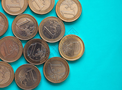 欧元硬币盟对绿色蓝有复制空间欧元硬币盟货币对绿色蓝背景有复制空间图片