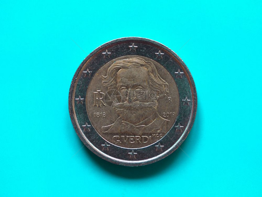 2欧元硬币盟对绿色蓝2欧元硬币盟对绿色蓝背景的货币图片