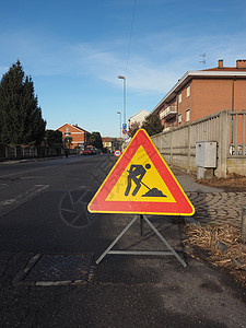 示警信号男子在工作时使用公路交通标志图片