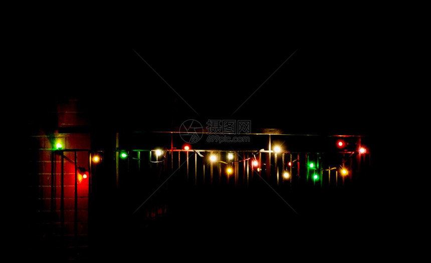 红色绿黄橙圣诞灯光黑复制空间图片