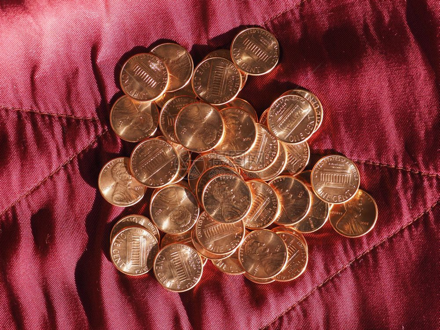 1美元硬币国对红天鹅绒1美元硬币国对红天鹅绒背景的货币图片