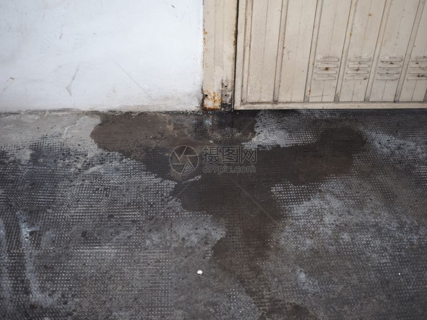 门上的潮湿度车库门上的湿度和造成的破坏图片
