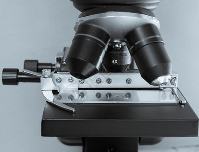 光显微镜详细节光显微镜透和带幻灯片的交叉表详细信息有选择的焦点图片