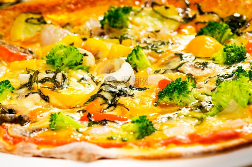 新鲜意大利薄式新鲜薄式的素食披萨配有新鲜混合蔬菜的素食披萨紧闭图片
