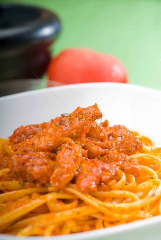 意大利面配有新鲜自制番茄和鸡酱图片