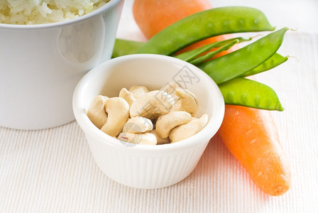 料体细腻新鲜腰果和蔬菜加蒸白米菜料的典型成分背景