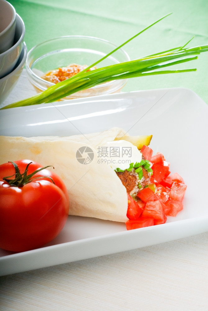 用新鲜切片西红柿在皮塔面包上装新鲜的法拉纸图片