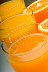 新鲜而健康的橙汁未过滤透一张光桌图片