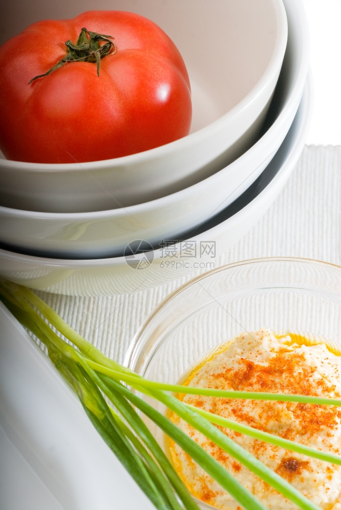 带番茄和菜的新鲜健康呼马典型的中东部菜图片