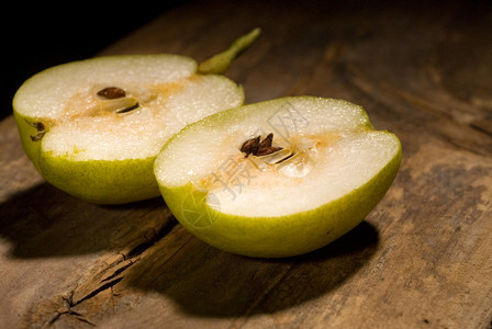 秋新鲜的梨子被切成半块比旧木板剪成半块图片