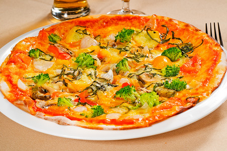 新鲜意大利薄式新鲜薄式的素食披萨配有新鲜混合蔬菜的素食披萨紧闭图片