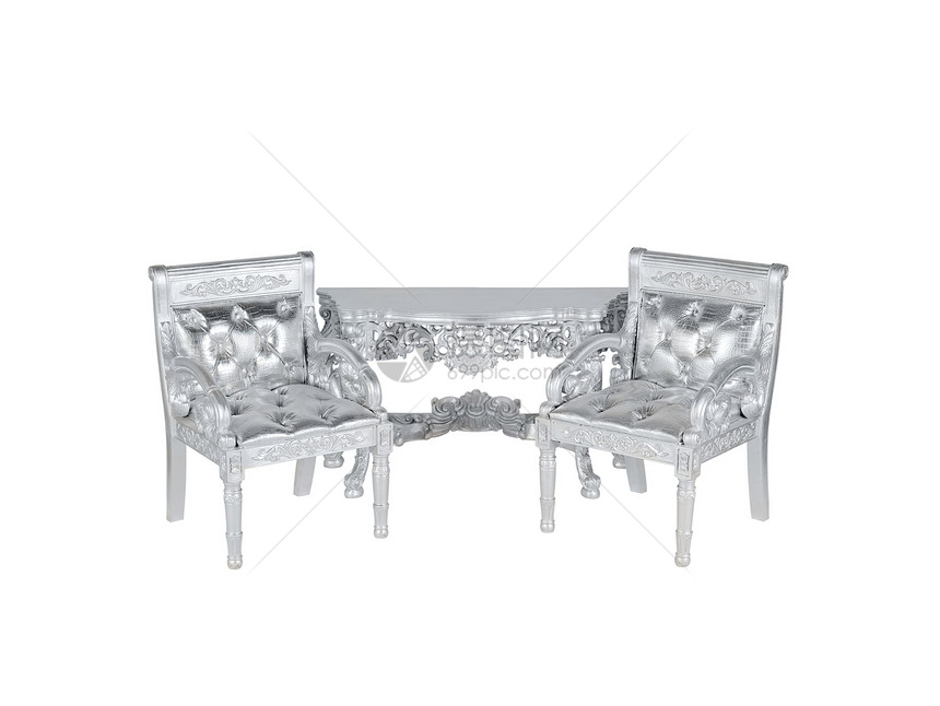 两张银色皮革装饰椅中间有银桌图片