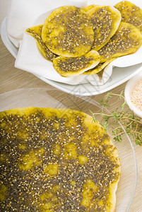 黎巴嫩马努切或马努什黎巴嫩披萨与百里香和芝麻zaatar和特级初榨橄榄油背景图片