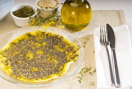 黎巴嫩马努切或马努什黎巴嫩披萨与百里香和芝麻zaatar和特级初榨橄榄油背景图片
