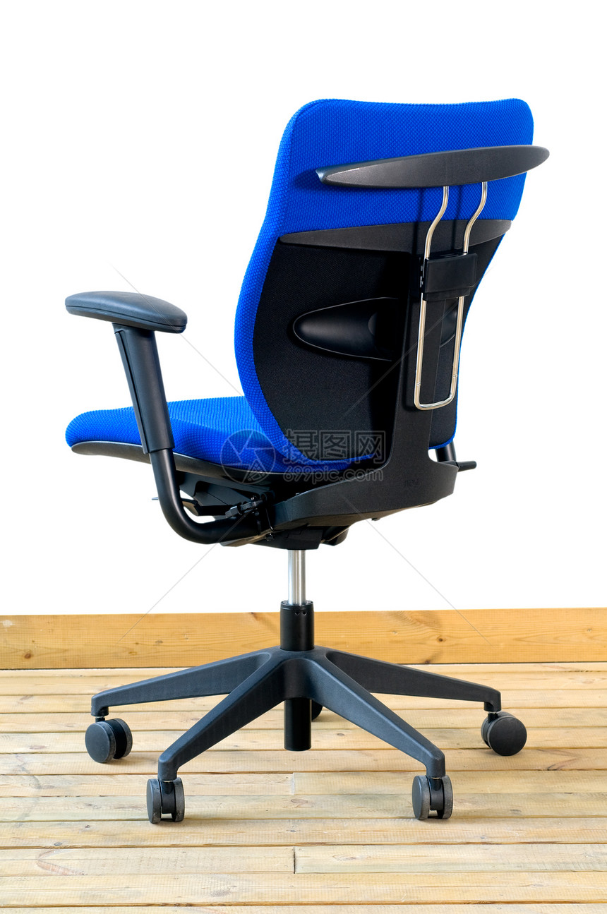 现代蓝色办公椅在白背景的木地板上图片