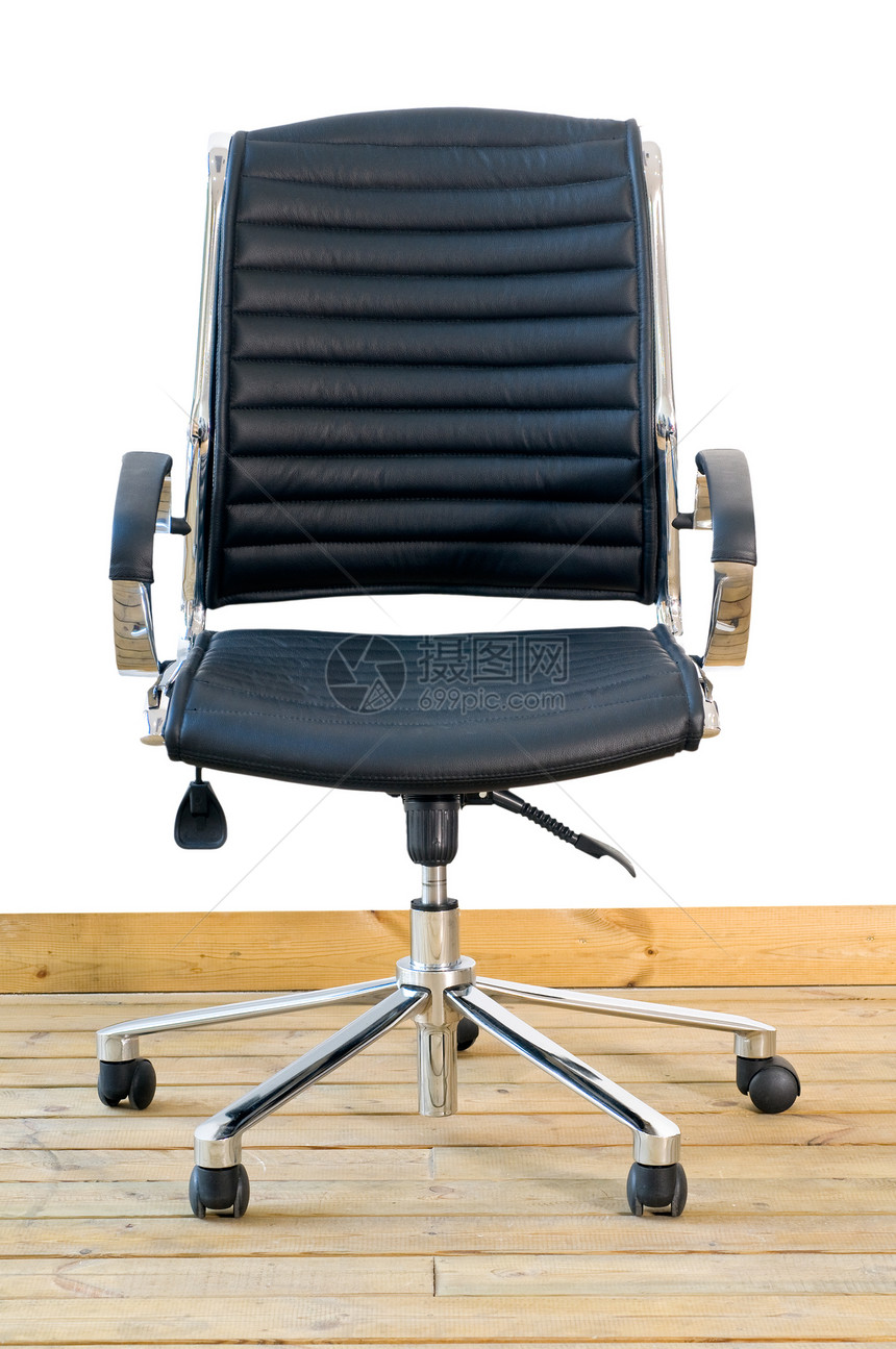 白色背景的木地板上现代黑色皮革办公室椅子图片