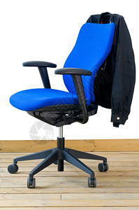 现代蓝色办公椅在白背景着夹克的木地板上用现代蓝色办公椅图片