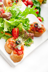 原始意大利新鲜布瑞舍塔典型的手指食品新鲜沙拉和蔬菜背景图片