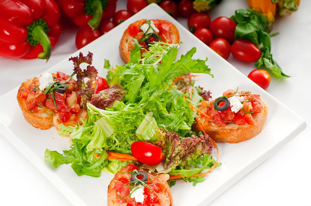 原始意大利新鲜布瑞舍塔典型的手指食品新鲜沙拉和蔬菜背景图片