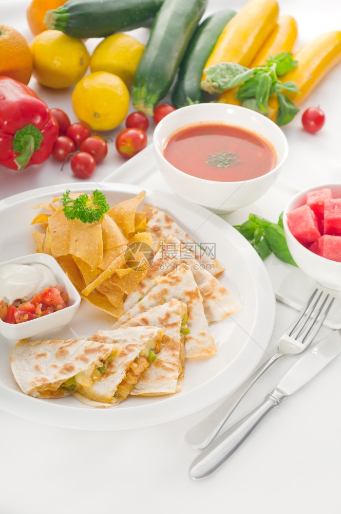 墨西哥原产的玉米粉饼配有gazpacho汤和西瓜背景上有新鲜蔬菜摩洛哥关于PORTOFOLIO的丰富食品图片