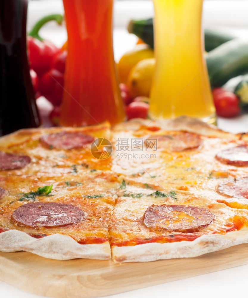 意大利原薄壳辣椒尼披萨其中选有啤酒和蔬菜作为背景图片