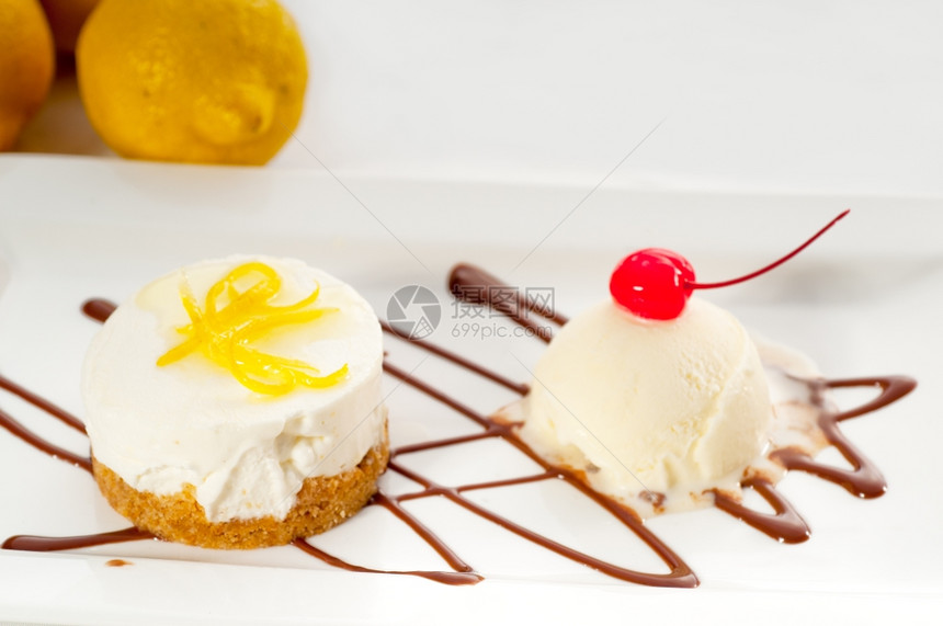 优雅的柠檬慕斯甜点上面是胡萝卜柠檬皮边上是香草冰淇淋边上是更美味的PORTOFOLIO食品图片