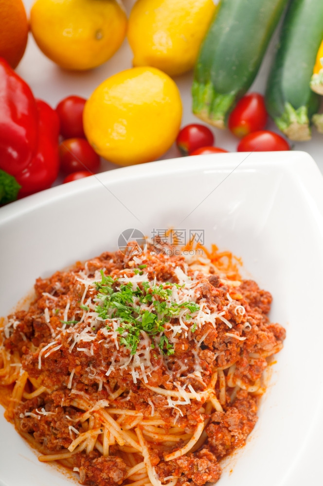 意大利古典面条配有肉酱和背景新鲜蔬菜MoreExperliciousfoodOfforfollio图片