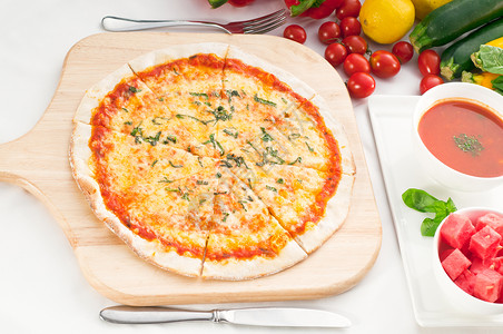 意大利原薄壳披萨玛格丽塔配有加帕乔汤和西瓜背景蔬菜图片