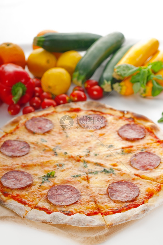 意大利原薄壳辣椒尼披萨背景新鲜蔬菜图片