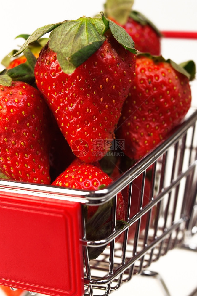 购物车上的新草莓图片