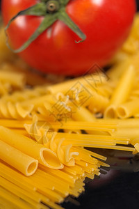 意大利面食选择由新鲜番茄加黑闭合的意大利面食DOF图片